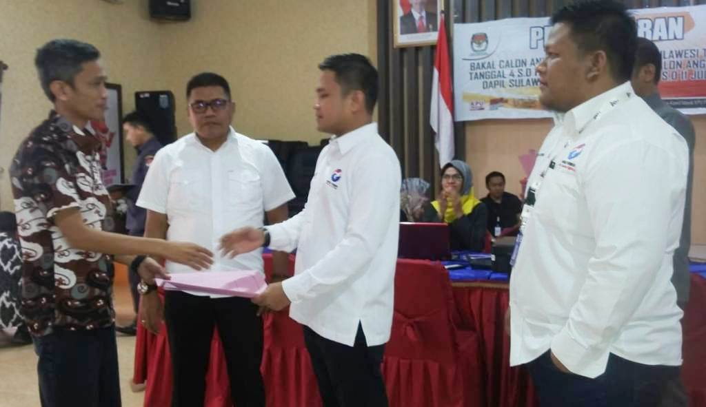 Ketua DPW Perindo Sultra, Jaffray Bittikaka, menyerahkan berkas kepada Komisioner KPU Sultra Iwan Rompo. (Foto: La Ismeid/SULTRAKINI.COM)
