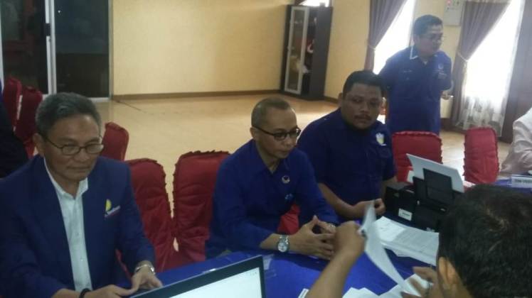 Ketua DPW Nasdem Tony Herbiasyah menyetor berkas Bacaleg di KPU Sultra, Senin (16/7/2018). (La Ismeid/SULTRAKINI.COM)