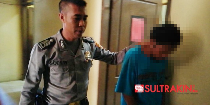 Pelaku saat diamankan di Kantor Polsek Baruga, Jumat (27/7/2018). (Foto : Wayan Sukanta/SULTRAKINI.COM)