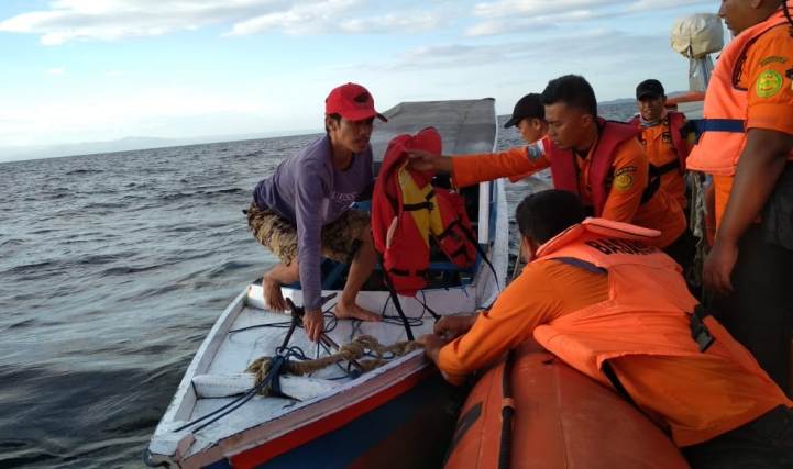 Rescue SAR Kolaka saat mengevakuasi nelayan di perairan Pulau Lemo, Kolaka, Senin (30/7/2018), (Foto : Istimewa)