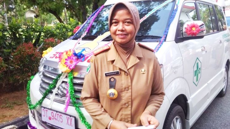 Kepala Dinas Kesehatan Kota Kendari, Rahminingrum di hari penyerahan mobil ambulans kepada 11 puskesmas di halaman kantor Wali Kota Kendari, Senin (9/7/2018).