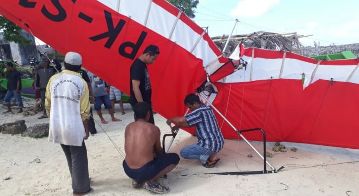 Kondisi pesawat Trike Aquilala PK-S 156 milik Balai Taman Nasional (BTN) Wakatobi wilayah I Wangi-wangi, usai melakukan pendaratan darurat di perairan dangkal Desa Sombano, Minggu (29/7/2018). (Dok. BTN Wakatobi)