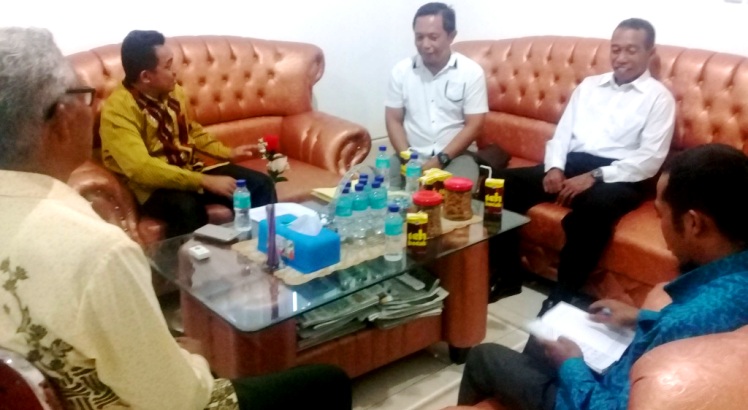 Pertemuan Staf Ahli Bupati Bombana Azhari dan Rektor Universitas Muhammadiyah Kendari sehubungan beasiswa dari Pemkab Bombana, Kamis (19/7/2018) (Foto: Istimewa)