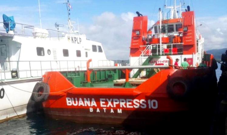 Kapal Tug Boat Buana Express 10 yang diamankan KSOP Kendari, Minggu (22/7/2018). (Foto: Wayan Sukanta/SULTRAKINI.COM)