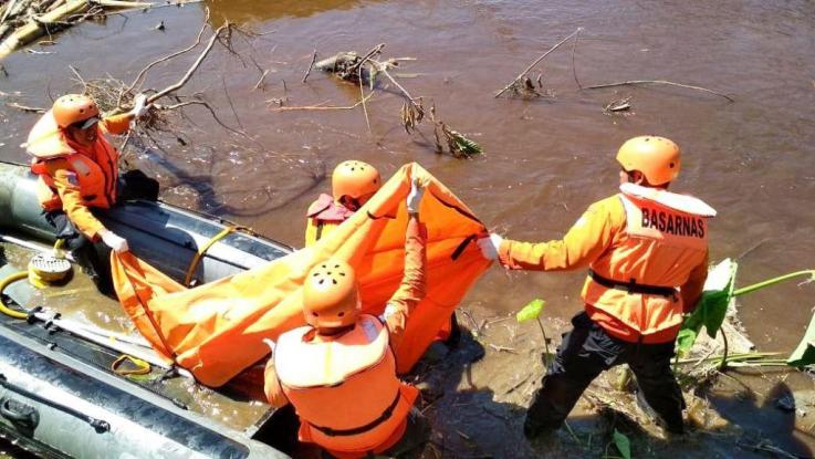 Evakuasi jasad Gassing (45), warga Kelurahan 19 November, Kecamatan Wundulako, Kabupaten Kolaka oleh tim SAR di sungai, Sabtu (28/7/2018), (Foto: Basarnas Kendari/SULTRAKINI.COM)