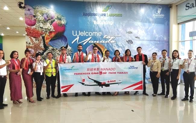 Penyambutan inagurasi perdana Manado-Tianjin-Manado oleh Manajer Operasional Bandar Udara Sam Ratulangi (ke-9 dari kiri), Jusman bersama kru dan ground staff Lion Air. (Foto: Lion Air)