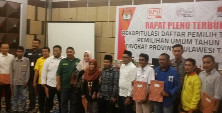 Foto bersama KPU dan Bawaslu Sultra, serta Parpol usai penetapan pleno DPT Sultra, di Salah Satu Hotel Kendari, Jumat (31/8/2018)
