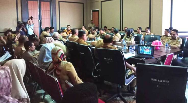 Perwakilan KPK RI saat menggelar rapat tertutup di ruang rapat Bupati Muna, Selasa (28/8/2018). (Foto: Istimewa/SULTRAKINI.COM)