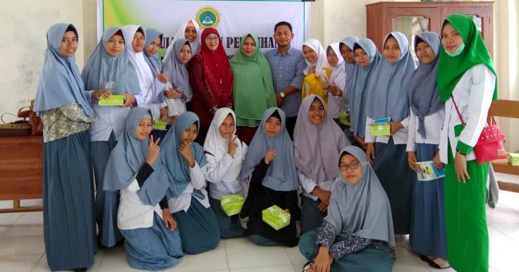 Kegiatan pendidikan kesehatan reproduksi pada remaja di pondok pesantren Darul Muhlisin. (Foto: Ratna Umi Nurlila)
