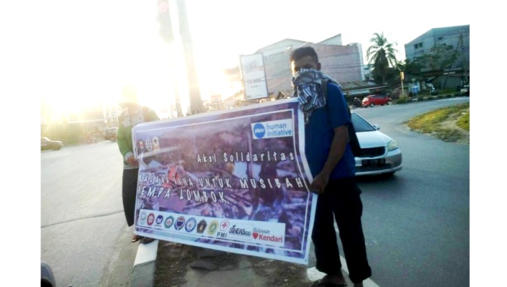 Aksi penggalangan donasi oleh FSLDK Sultra untuk korban gempa Lombok, NTB. (Foto: FSLDK Sultra)