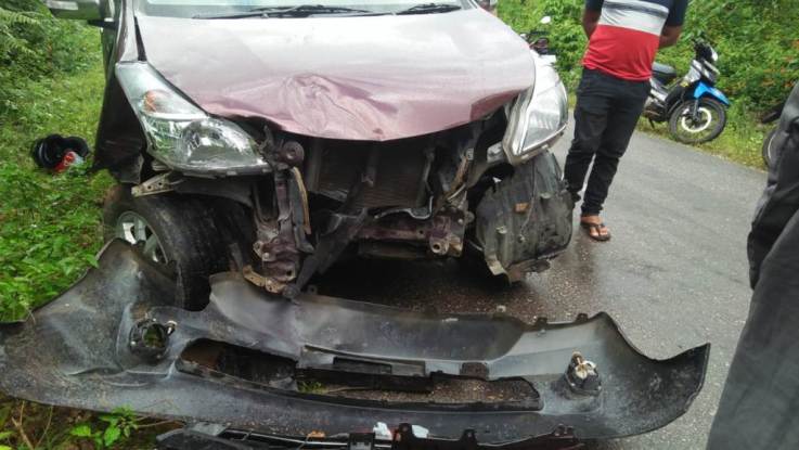 Kondisi kendaraan pasca kecelakaan di seputaran pendakian Waode, Desa Wolowa, Kecamatan Wolowa, Kabupaten Buton, Sultra, Selasa (14/8/2018). (Foto: La Ode Ali/SULTRAKINI.COM)