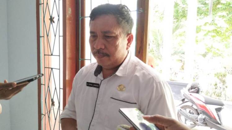 Kepala Dinas Kependudukan dan Catatan Sipil Wakatobi, Ismail Lawasa (Foto: Amran Mustar Ode/SULTRAKINI.COM)