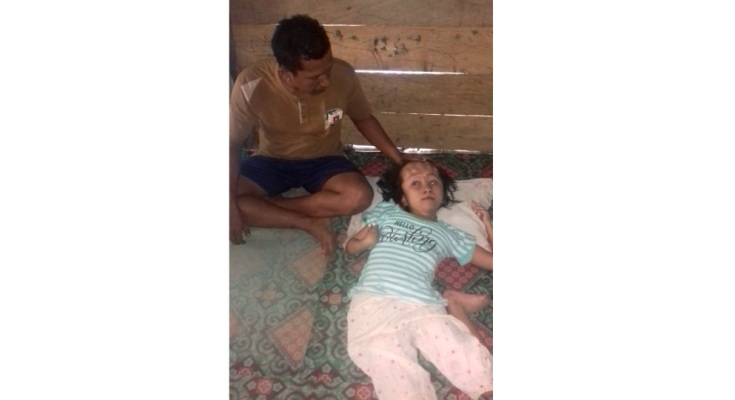 Wa Nila hanya bisa terbaring di rumah sederhananya di Desa Oelongko, Kecamatan Bone, Kabupaten Muna. (Foto: Akhir Sanjaya/SULTRAKINI.COM)