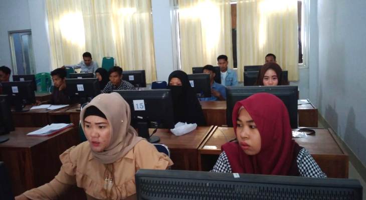 Suasana tes calon mahasiswa baru di Laboratorium Komputer UMK, Kamis (2/8/2018). (Foto: Rifin/SULTRAKINI.COM)