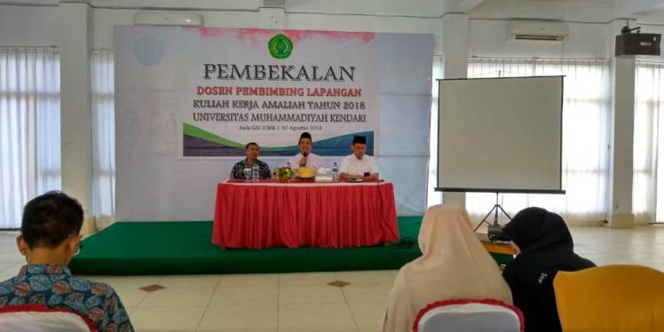 Rektor UMK, Muhammad Nur, Saat memberikan sambutan dan arahkan kepada DPL KKA, Jumat (10/8/2018). (Foto:Rifin/SULTRAKINI.COM)