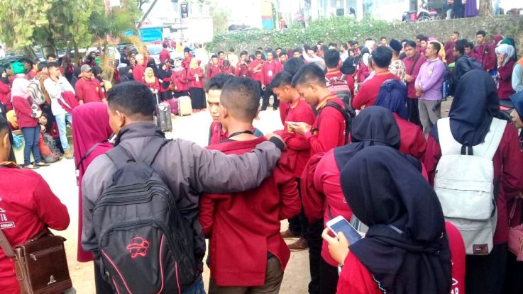Pemberangkatan mahasiswa KKA UMK ke Kabupaten Konawe dan Kabupaten Konawe Selatan, Senin (13/8/2018). (Foto: Rifin/SULTRAKINI.COM)