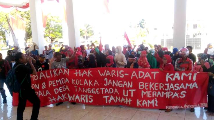 LSM Forsda dan masyarakat demo permasalahkan Pembagian Tanah eks Kawasan di Tanggetada di kantor DPRD Kolaka, Rabu (15/8/2018). (Foto: Mirwan/SULTRAKINI.COM)