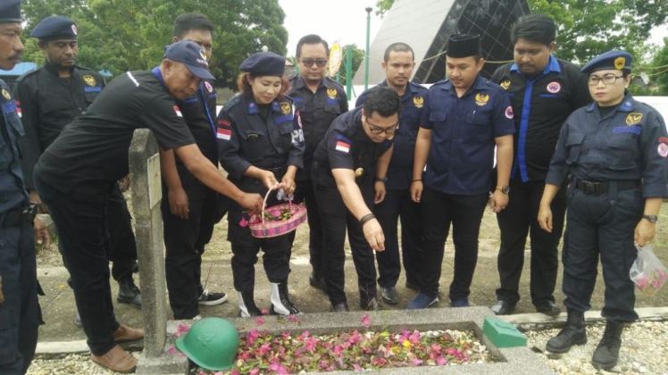 GP Nasdem Sultra, saat Ziarah ke Makam Pahlawan Watubangga, Kamis (16/8/2018). (Foto: La Ismeid/SULTRAKINI.COM)