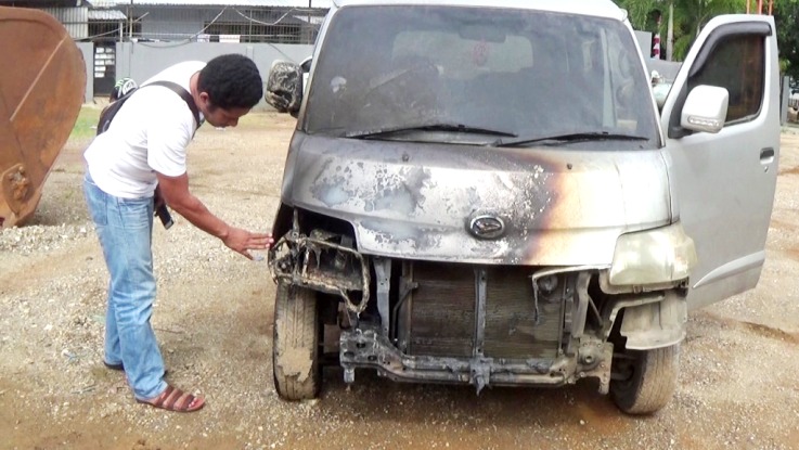 Mobil pribadi Ketua Panwaslu Kolaka, Juhardin pasca terbakar pada Minggu 19 Agustus 2018 sekitar pukul 03.00 Wita. (Foto: Zulfikar/SULTRAKINI.COM)