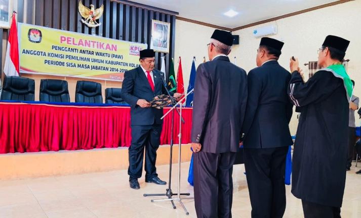Ketua KPU Sultra Abdul Natsir Melantik PAW dua Komisioner KPU Kolaka di Aula Husni Manik KPU Sultra, Kamis (22/8/2018)(Foto: La Ismeid/SULTRAKINI.COM)