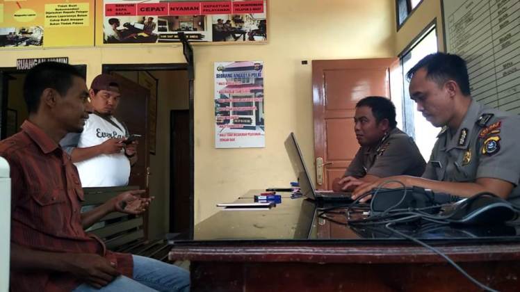 Asrul Hamdi saat melapor di Polres Wakatobi, Kamis (23/8/2018) (Foto: Amran Mustar Ode/SULTRAKINI.COM)