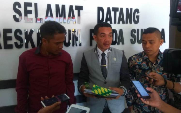 Tim Kuasa Hukum Ishak Ismail, Apri Arwo dan Apriluddin mendatangi Polda Sultra, Senin (27/8/2018). ( Foto: Istimewa)