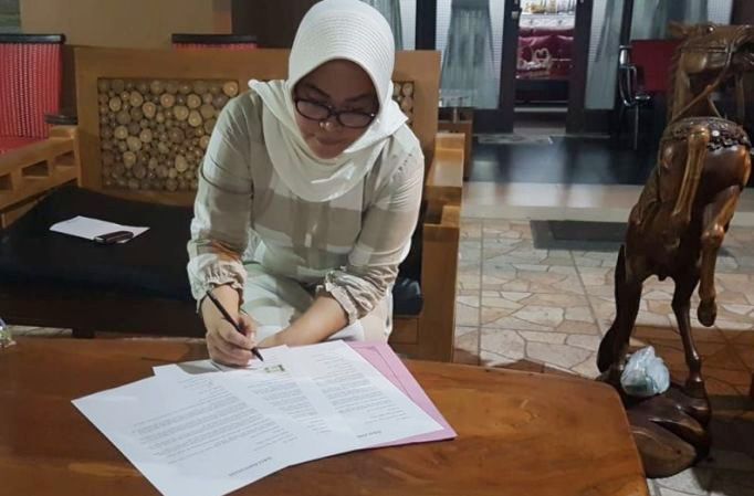 Nirna Lachmuddin, sata menandatangani SK Pengundurannya dari Partai Hanura dan Anggota Legislatif Sultra. (Foto: La Ismeid/SULTRAKINI.COM)