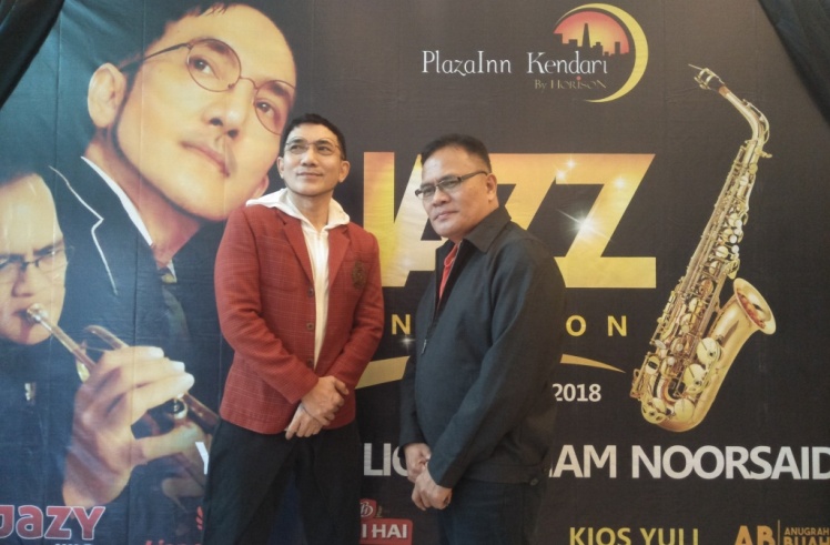 Yana Yulio dan Idham Noorsaid usai konprensi perss jazz sensation,Sabtu(11/8/2018). (Foto: Nur Cahaya / SULTRAKINI.COM)