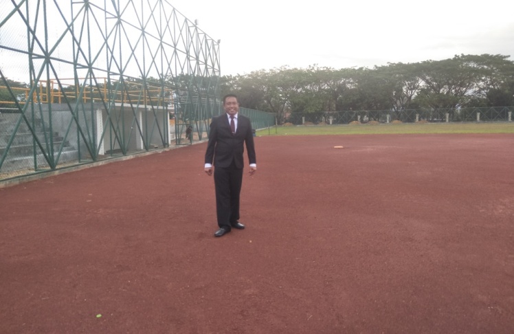 Ketua Pengprov Perbasasi Sultra, Pahri Yamsul, saat meninjau lapangan softball di area Kantor KONI Sultra, Kamis (16/8/2018) (Foto : Nur Cahaya /SULTRAKINI.COM)