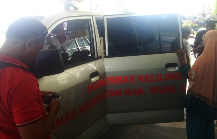 Pasien La Kandari dalam mobil ambulance yang terlantar diteras ruang UGD karena tidak ada dokter, Rabu (1/8/2018/. (Foto: Arto Rasyid/SULTRAKINI.COM)
