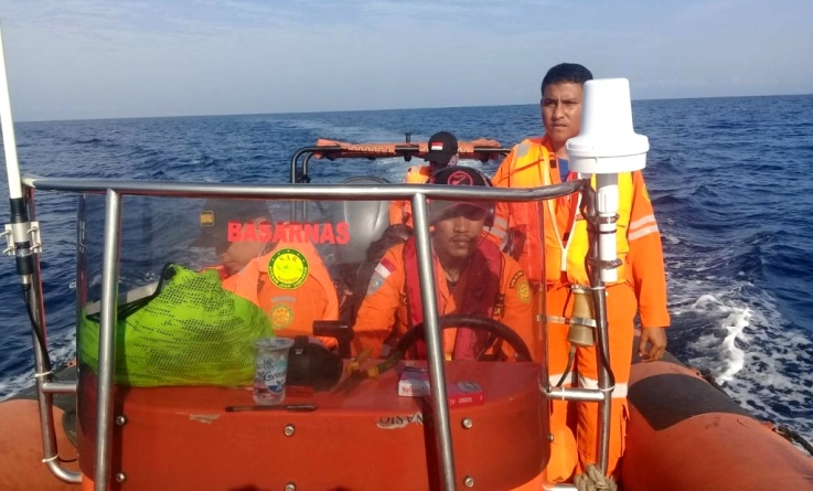Tim SAR melakukan pencarian seorang penumpang KM Nggapulu yang lompat dari kapal. (Foto: Dok. Basarnas)