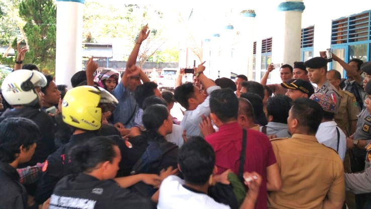 Suasana demo mahasiswa Unilaki yang berujung ricuh di kantor Dinas Dikbud Konawe, Senin (6/8/2018). (Foto: Mas Jaya/SULTRAKINI.COM)