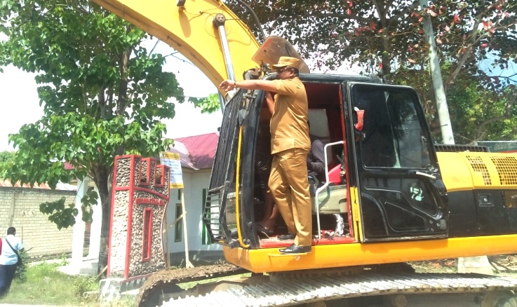 Bupati Buton Tengah, Samahuddin saat memantau proyek Jalan Lombe Tolandona, Senin (6/8/2018). (Foto: Ali Tidar/SULTRAKINI.COM)