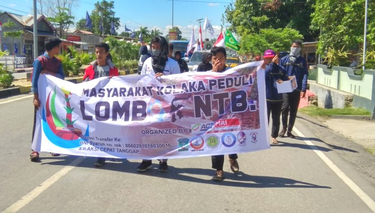 Sejumlah mahasiswa di Kolaka saat menggelar aksi peduli Lombok, Rabu (8/8/2018). (Foto: Zulfikar/SULTRAKINI.COM)