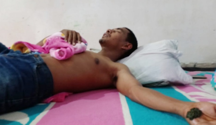 Asrul Hamdi, korban begal sedang dirawat di kediamannya Kelurahan Pongo, Kecamatan Wangi- wangi. (Foto: Istimewa)