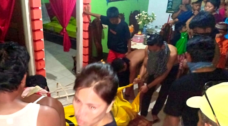 Evakuasi mayat RT di Jalan Poros Kolaka-Pomalaa yang ditemukan tergeletak di lantai kamar mandi rumahnya, Senin (27/8/2018). (Foto: Dok.Polres Kolaka)
