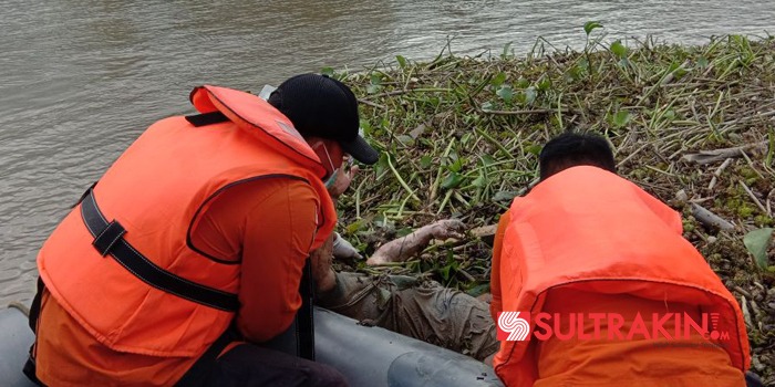Jenazah Putri saat ditemukan dalam tumpukan rumput diatas permukaan Sungai Konaweeha, Kamis (9/8/2018), (Foto : Basarnas Kendari/SULTRAKINI.COM)