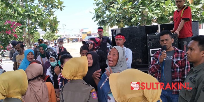 Susasan saat massa aksi menerobos masuk ke dalam halaman kantor Bupati Wakatobi, Kamis (9/8/2018). (Foto: Amran Mustar Ode/SULTRAKINI.COM)