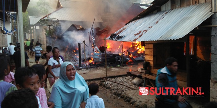Nampak kobaran api yang menghanguskan dua buah rumah di Dusun Wancimara, Kelurahan Wakoko, Kecamatan Pasarwajo, Buton, Senin (13/8/2018). (Foto: La Ode Ali/SULTRAKINI.COM)