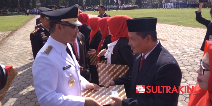 Plt Walikota Kendari, Sulkarnain, memberian penghargaan Adiwiyata, Jumat (17/8/2018). (Foto: Hasrul Tamrin/SULTRAKINI.COM)