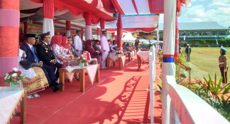 Pj Walikota Baubau, Hado Hasina, saat memimpin upacara HUT RI ke 73 di Baubau, Jumat (17/8/2018). (Foto: Zarmin/SULTRAKINI.COM).