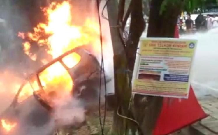 Mobil Avanza lude terbakar di sekitar MTQ, Kota Kendari, Sultra, Sabtu (18/8/2018), (Foto : Ist).