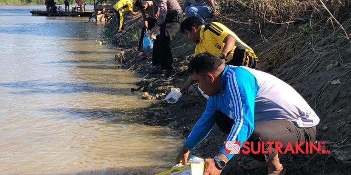 Aparat Polsek Bondoala bwrsama warga goting royong membersihkan bantaran sungai Konaweeha, Minggu (19/8/2018), (Foto : Wayan Sukanta/SULTRAKINI.COM)