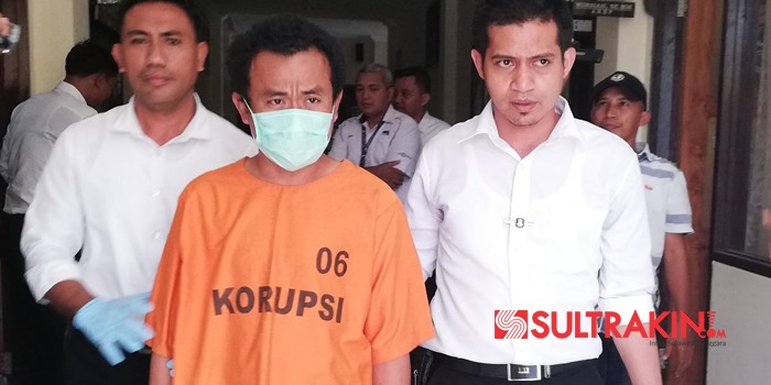 RN, satu tersangka dugaan korupsi pengadaan bibit fiktif Konut saat diamankan di Mapolda Sultra, Senin (20/8/2018), (Foto : Wayan Sukanta/SULTRAKINI.COM)