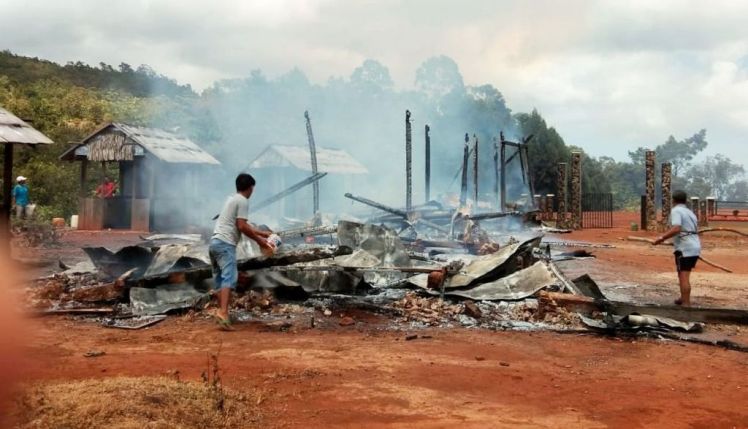 Anjungan Desa Wisata Negeri di Awan, Tangkeno ludes terbakar, Rabu (22/8/2018). (Foto : Istimewa)