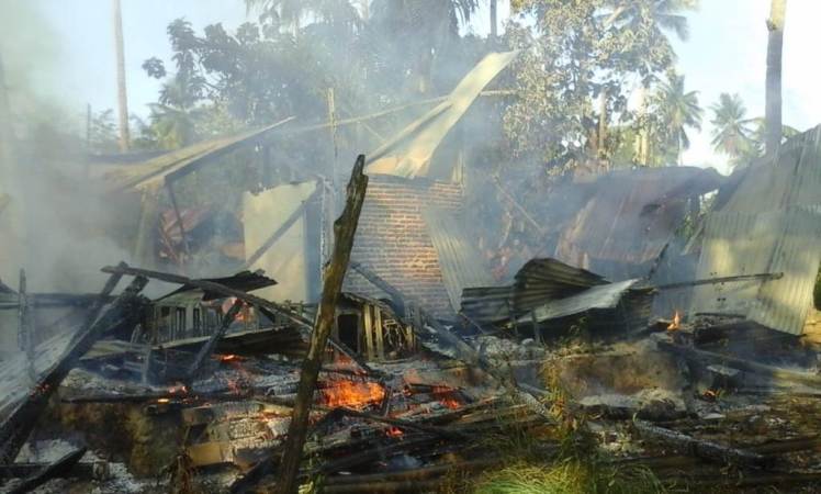 Kondisi rumah Kepala Desa Marobea saat terbakar pada Minggu (26/8/2018). (Foto: Istimewa).
