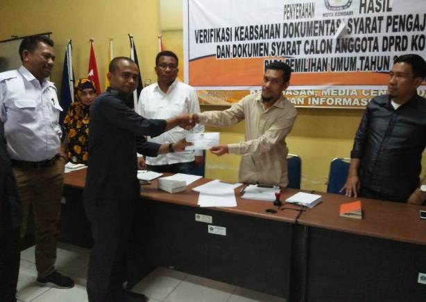 Ketua KPU Kota Kendari menyerahkan kepada Ketua Bawaslu Kota Kendari Sahinuddin, Salinan softcopy DPT Pemilu 2019. (Foto: Dok. KPU Kendari).