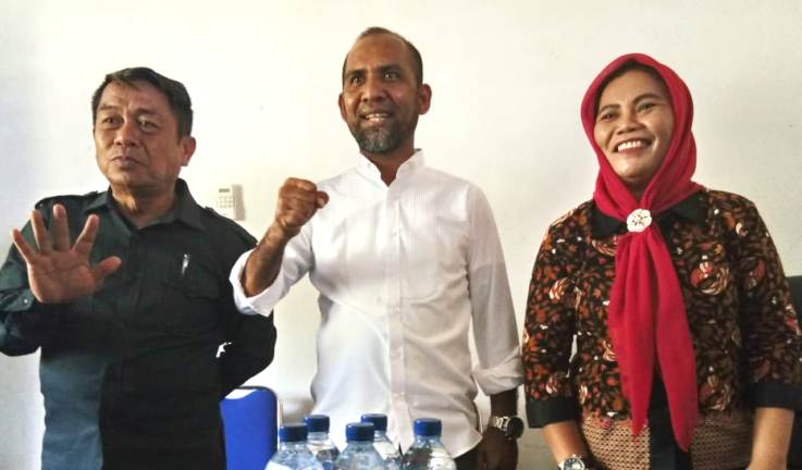 Tiga Anggota DPRD Mubar asal Partai PAN Samad, Amiluddin, dan Munarti yang pindah partai dan mencalonkan diri sebagai bacaleg Pileg 2019 dari Partai Nasdem. (Foto: Akhir Sanjaya/SULTRAKINI.COM)