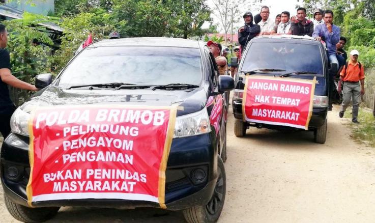 Masyarakat Desa Puosu Jaya menggunakan mobil bergerak menuju kantor DPRD Sultra, Kamis (9/8/2018). (Foto: Wayan Sukanta/SULTRAKINI.COM)