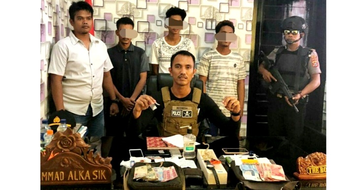 Tiga pelaku diduga pengedar sabu saat diamankan aparat Polsek Bondoala. (Foto: Wayan Sukanta/SULTRAKINI.COM)